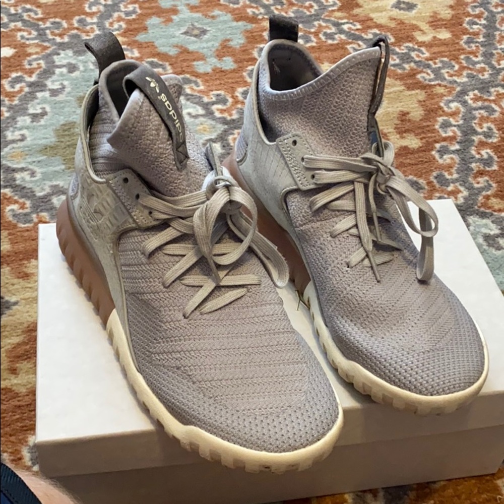 Mens size 8 Adidas Tubular in gray